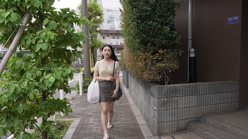 セックスレスで性欲を持て余した美人妻がデカ尻から溢れる色気を漂わせてさりげなく誘惑してくる 紗々原ゆり サンプル 2