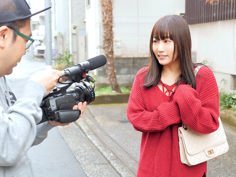 池袋で見つけた心優しい働くお姉さん 童貞くんのオナニーのお手伝いのつもりがセックス練習ってことで素股していてヌルっと入って筆おろし！？ 篠宮ゆり サンプル 1