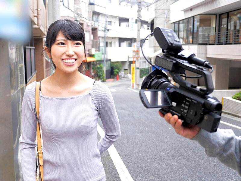 池袋で見つけた心優しい働くお姉さん 童貞くんのオナニーのお手伝いのつもりがセックス練習ってことで素股していてヌルっと入って筆おろし！？ 楠セナ サンプル 1