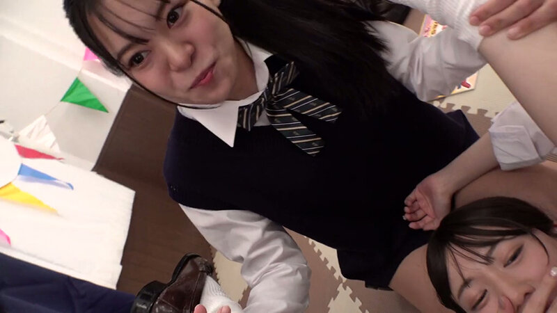 仲良し女〇〇生対抗！どでか固定ディルドシーソー対決！挿入状態で腰を振り先に5回潮を噴いたら勝ち！負けたら即ハメ中出し！上下運動で刺激されてイキ潮が止まらない未成熟おま〇こに大人のデカチン激ピストンで潮！潮！～ゆあ＆なつこ編～ サンプル 10