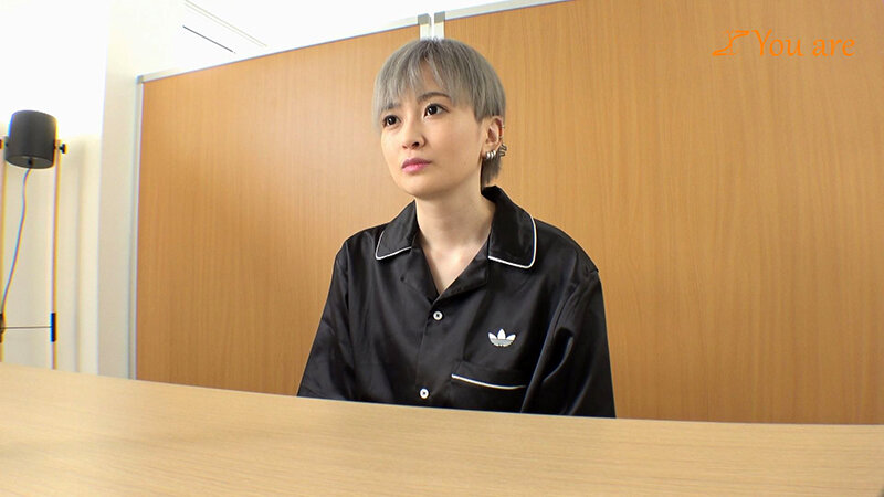 タレント志望の関西弁な銀髪ボーイッシュFカップ女子！AV面接で即日ハメて腹奥まで突かれてイキ狂う！ 沢尻ウタ サンプル 1