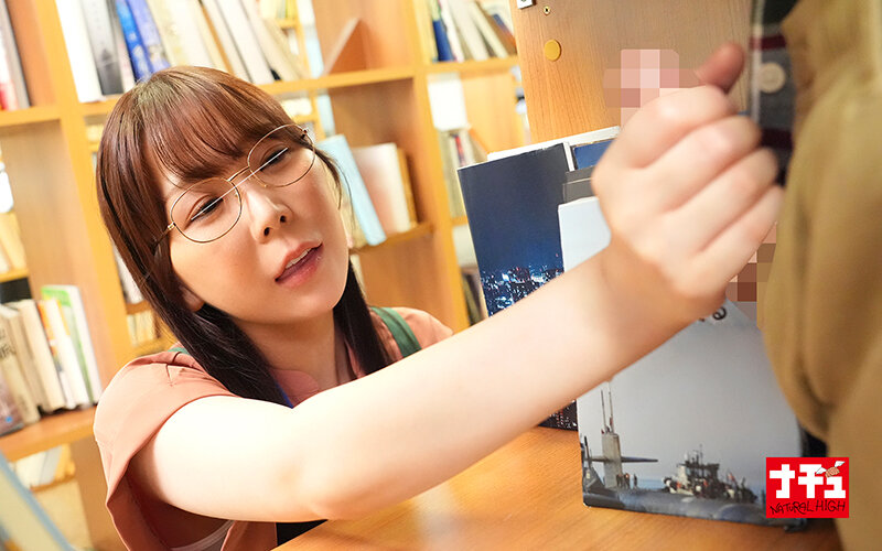 青年チ○ポを本棚越し手コキでこっそり発射させ声我慢SEXで中出しまでさせる年下好き美人司書 サンプル 12