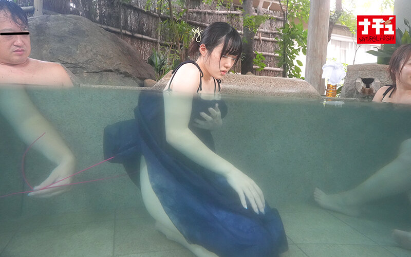 混浴風呂の中で湯あみ着をずらされ執拗な乳首イジリで抵抗できない美乳女 サンプル 12