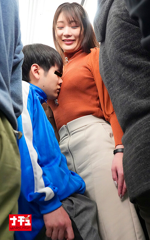 満員電車で巨乳を顔に押しつけからかっていたらウブ少年がエロガキに豹変！ちゅうちゅう乳首を吸いつかれ感じてしまった高身長女 サンプル 9
