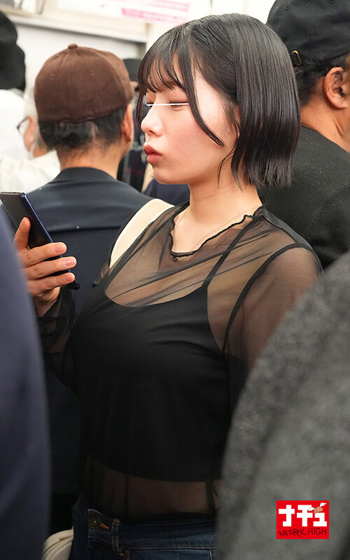 電車の中でインナーを抜き取られ透け巨乳を見られる羞恥で抵抗できないシアーシャツ女子2 サンプル 3