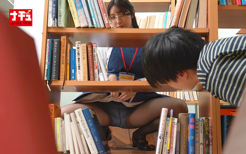 青年チ○ポを本棚越し手コキでこっそり発射させ声我慢SEXで中出しまでさせる年下好き美人司書2 サンプル 4