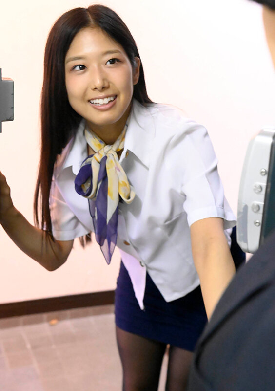 自宅でエステ始めたプリ尻若奥様。近所の知合いの息子が来てマッサージしてたら勃起が全然収まらず、お互いのムッツリスケベを隠しきれず挿入までヤッちゃった！ 前乃菜々 サンプル 1
