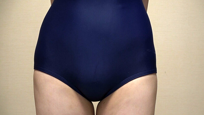 広瀬このみ 濡れてテカってピッタリ密着 神スク水 可愛い女子のスクール水着姿をじっとりと堪能！着替え盗撮から始まり貧乳から巨乳にパイパン、ハミ毛、ジョリワキ等のフェチ接写やローションソーププレイやスク水ぶっかけ等を完全着衣で楽しむAV サンプル 1
