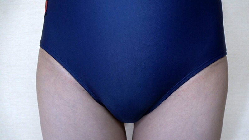 瀬戸ひなこ 濡れてテカってピッタリ密着 神スク水 可愛い女子のスクール水着姿をじっとりと堪能！着替え撮影から始まり貧乳から巨乳にパイパン、ハミ毛、ジョリワキ等のフェチ接写やローションソーププレイやスク水ぶっかけ等を完全着衣で楽しむAV サンプル 1