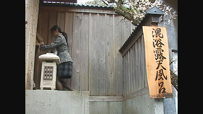 【 AI リマスター版 】混浴露天風呂で美人妻と夫の目の前で仲良くなって、セックスできるのか！？ サンプル 1