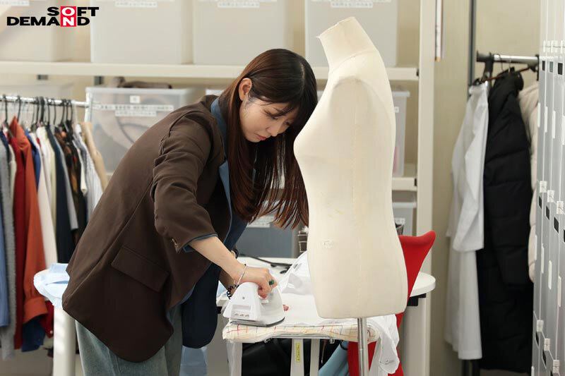 SOD女子社員 中途2年目衣装担当 佐竹。このたび初AV出演！！その後、即全裸業務いたしました。 佐竹夏帆 サンプル 2