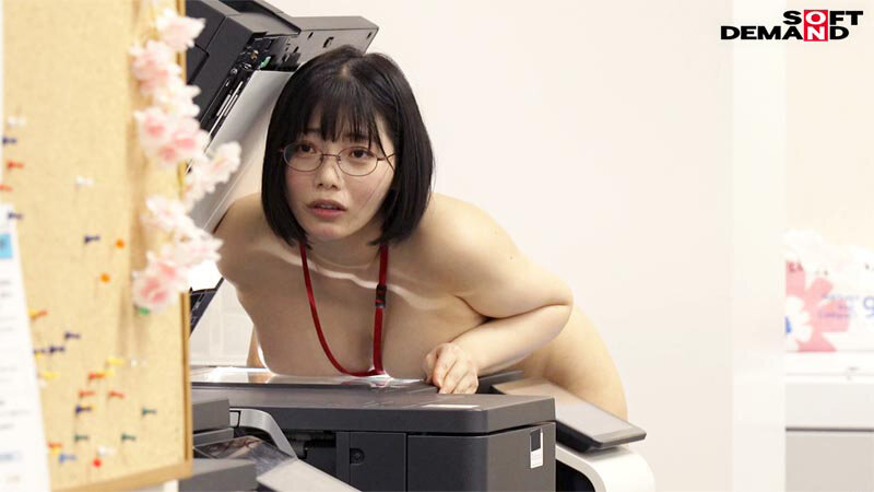 会社で服を着ていないのは一人だけ！ハダカの尊さを身をもって学ぶ SOD女子社員 全裸業務 タオル一枚男湯入ってみませんか？ミッションテストプレイ編 社内露出＆普段一緒に働く同僚（たまに男優さん）からザーメン採取5名報告