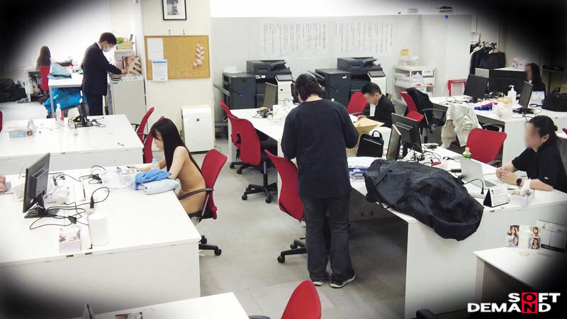 会社で服を着ていないのは一人だけ！ハダカの尊さを身をもって学ぶ SOD女子社員 全裸業務 タオル一枚男湯入ってみませんか？ミッションテストプレイ編 社内露出＆普段一緒に働く同僚（たまに男優さん）からザーメン採取5名報告