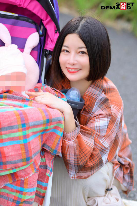 マジックミラー号 優しい子持ちのママにこっそりデカチンを見せつけて 素股で擦りつけて育児でレス気味の欲求不満オ○ンコに旦那の目の前でヌルっと生挿入 産後の柔らかい膣穴が気持ち良すぎて中出し不倫SEX 「母乳が出ちゃうママさんまで…！？」 サンプル 10