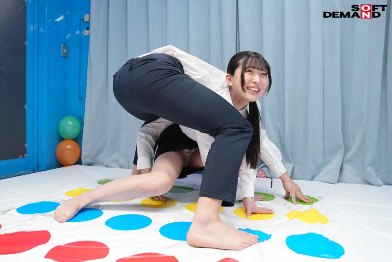 リクルートスーツ姿の女子大生が賞金獲得目指してノーパンノーブラ姿でぬるぬるローションツ〇スターゲーム！密着状態で肌をこすり合っていたら会社説明会帰りの同級生男子と一線を越えて羞恥SEXしてしまうのか？ サンプル 3