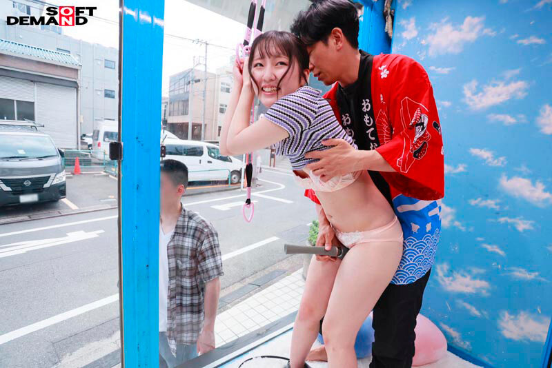 マジックミラー号 絶対に気持ちよくなってはイケない！！！愛する彼氏とはミラー越し30cmの状況でくすぐり我慢ゲームと称して凄腕AV男優の妙技でHにいじくりたおす！！！ 鎖骨の綺麗なオフショル女子5名収録 サンプル 11