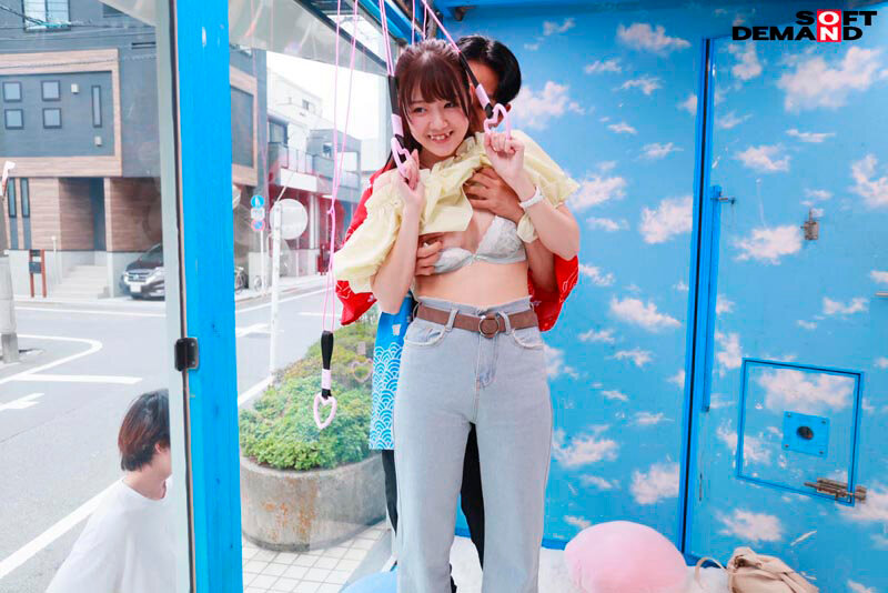 マジックミラー号 絶対に気持ちよくなってはイケない！！！愛する彼氏とはミラー越し30cmの状況でくすぐり我慢ゲームと称して凄腕AV男優の妙技でHにいじくりたおす！！！ 鎖骨の綺麗なオフショル女子5名収録 サンプル 7