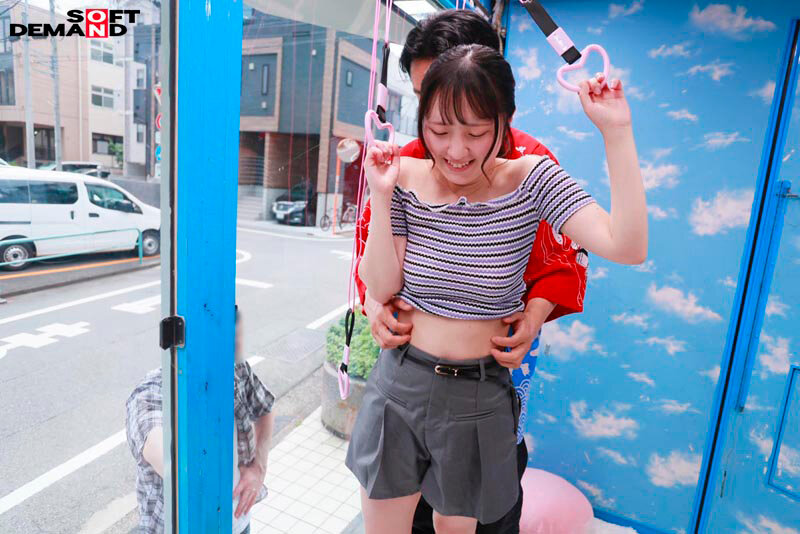 マジックミラー号 絶対に気持ちよくなってはイケない！！！愛する彼氏とはミラー越し30cmの状況でくすぐり我慢ゲームと称して凄腕AV男優の妙技でHにいじくりたおす！！！ 鎖骨の綺麗なオフショル女子5名収録 サンプル 9