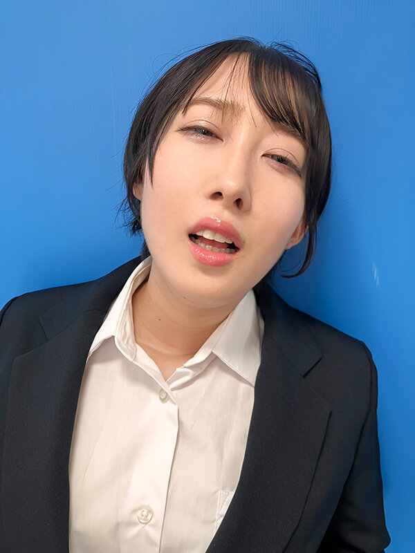 ここで撮影した写真を貼れば絶対合格するというピストンバイブ証明写真ボックス リクルートスーツの女子大生がどんなに突かれても笑顔をキープ 来訪者S.Mさん サンプル 1