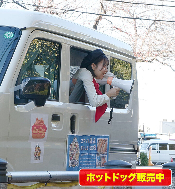 人気 AV 女優が挑戦！イカサレ屋台の中で 潮吹きながらホットドッグ売ってください！赤名いと サンプル 3