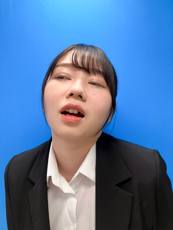 ここで撮影した写真を貼れば絶対合格するというピストンバイブ証明写真ボックス2リクルートスーツの女子大生がどんなに突かれても笑顔をキープ来訪者K.Hさん サンプル 1