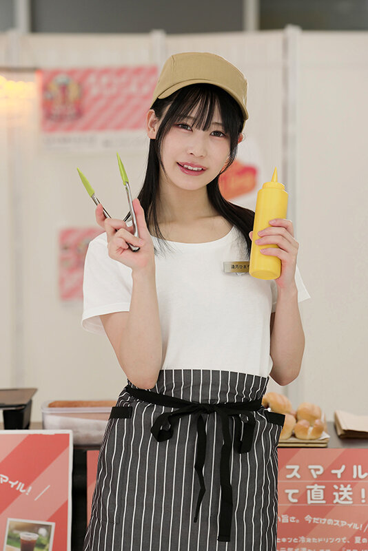 【配信限定】人気 AV 女優が挑戦！商業スペースでイカサレホットドッグ販売！逢月ひまり 小坂ひまり サンプル 1