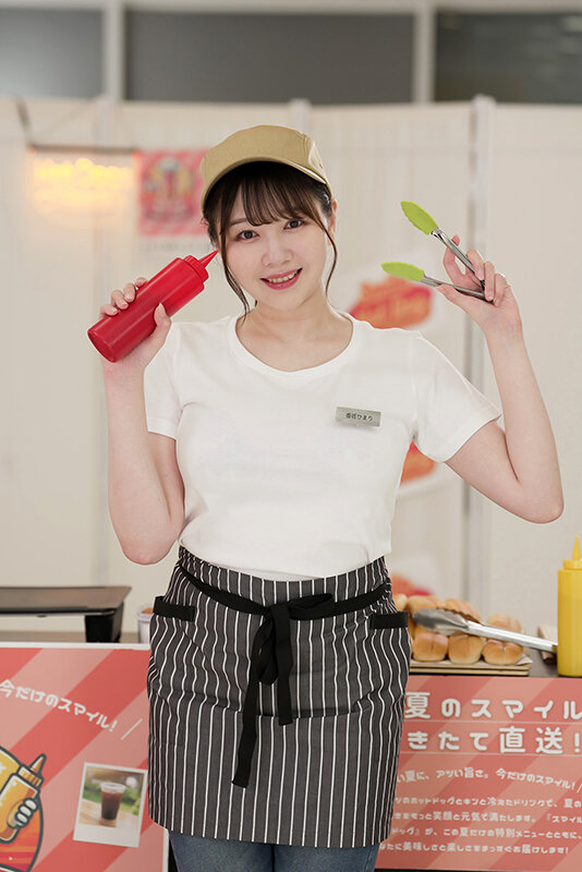 【配信限定】人気 AV 女優が挑戦！商業スペースでイカサレホットドッグ販売！逢月ひまり 小坂ひまり サンプル 2