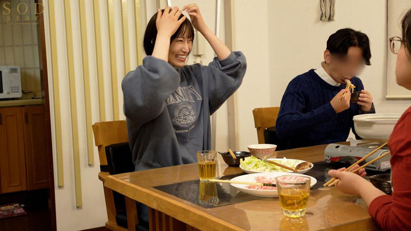 正月休みで帰省中の外資系金融マン兄と地元のケータイショップで販売員をしている妹 リビングに両親がいるのに風呂場でこっそりぬるパコ密会 綾瀬天 サンプル 4