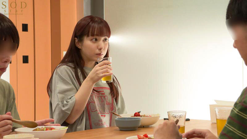 芸能人、初めての筆おろし。エロくて優しい世話焼きグラドルが、オクテ童貞くんたちをひとつ屋根の下で密着エッチにリードしまくる共同生活ドキュメント。 矢埜愛茉 サンプル 7