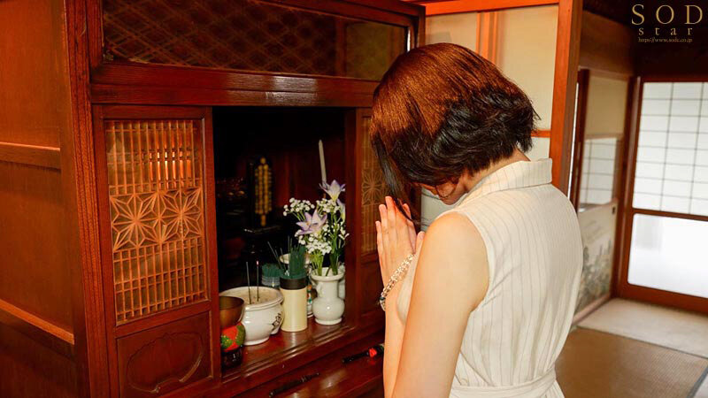 夫の命日NTR 亡き夫との思い出が詰まった家で故人とのエピソードを語らいながらハメたおせ！ 夏目響 サンプル 5