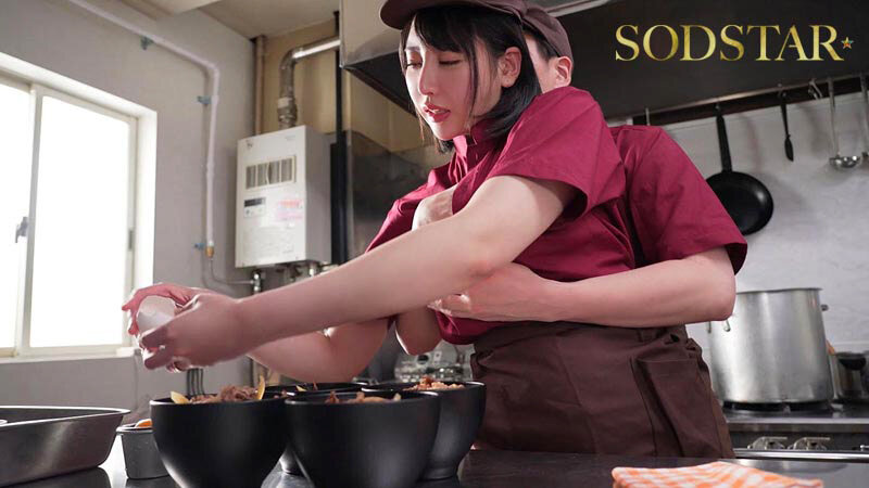 隠れ極上エロボディの牛丼チェーン店で働くパート主婦が学生バイトと避妊具なしでネチョベロ不倫中出しSEX 夏目響 サンプル 12