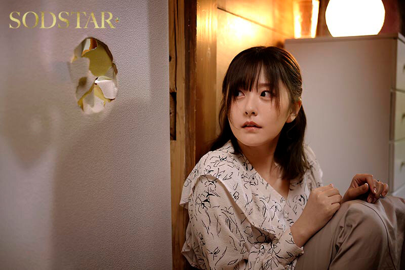 僕の住むアパートの隣室の美人妻は欲求不満だった。夫婦喧嘩で空いた直径10cmの壁穴越しに立ちバックで膣奥を突きまくった密かな不倫関係5日間。 青空ひかり サンプル 2