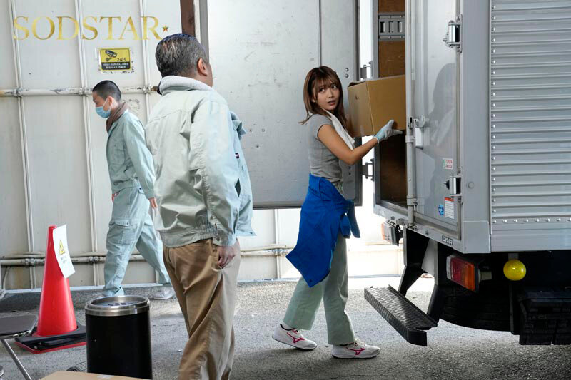 配送中NTR 既婚ベテランドライバーの配送に付いて回るうち車中でおそわれてしまった新婚人妻 星乃莉子 サンプル 8