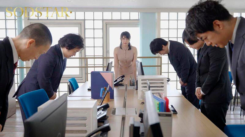 クールな外見で常にしごできオーラを放っている夏目部長 いざ下についてみるとポンコツ判明 仕事はぜんぶボクに丸投げだけど 残業後は飲みに連れてってくれ自宅で生マンまでさせてくれる とっても優しいクーデレ女上司 夏目響 サンプル 2