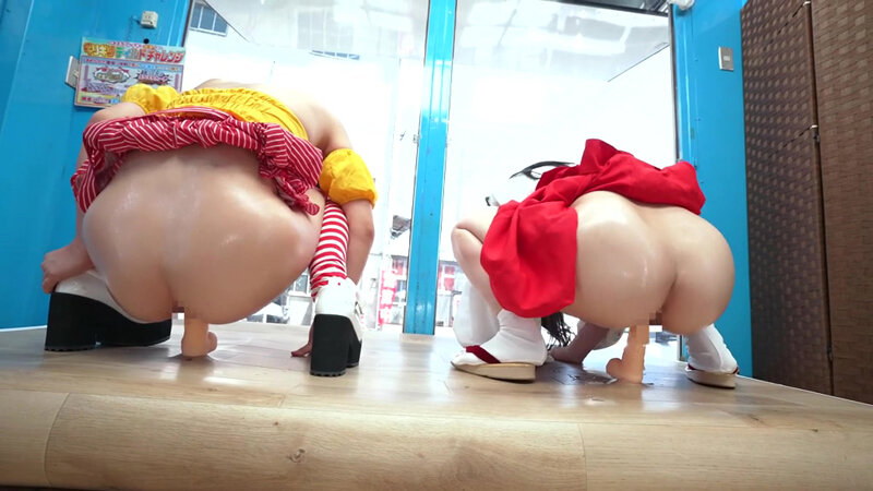 野撮でナンパした仲良し同士のコスプレイヤーが挑戦する 先イキディルドチャレンジ！友達より先に潮を吹けたら賞金5万円、 負けたら即ハメ中出し！気を抜いたら奥までズブ挿りしてくる 絶倫ディルドーに発情腰振りが止められない！撮って出し！…～ゆきりんVSかぐや編～ サンプル 4