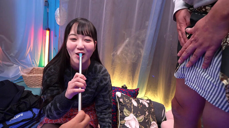 初めての移動式シーシャBar体験！興奮剤入りフレーバーで大胆になった男女が勃起したデカチンとおま〇こを擦り合わせたら素人娘は親友とSEXしてしまうのか？撮って出し！マジックミラー号～まや＆けんじ編～ サンプル 1