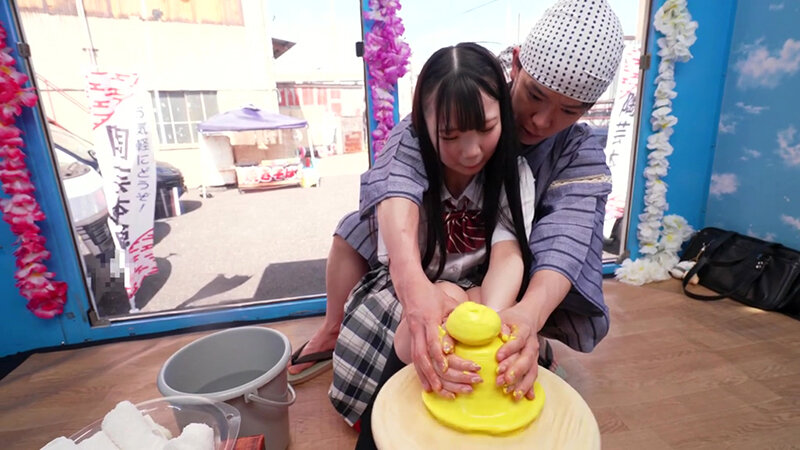 女〇〇生が挑戦するパイズリ陶芸チャレンジ！敏感すぎる乳首の先っちょを粘土とオイルで刺激され未熟な体がアツーくなってしまった思春期お嬢様は初めての中イキ＆中出ししちゃうなんて！撮って出し！マジックミラー号～なこ編～ サンプル 2