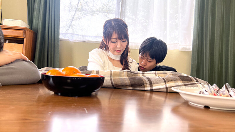 酔って寝ている親父の再婚相手にコタツの中で悪戯 寒さも忘れて手コキ×フェラ生中出し！！ 美継母3名 サンプル 5