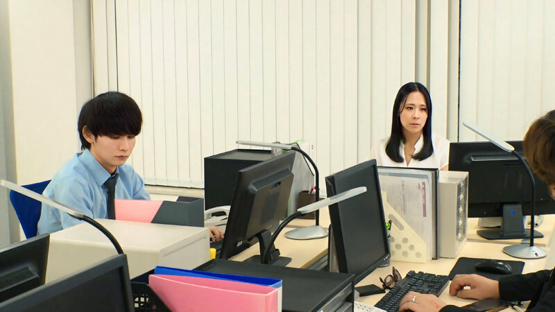 人妻おばさん女上司は毎日が発情期！部下との熱いオフィス情事！山本かをり サンプル 1