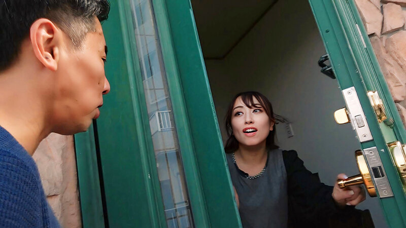 人妻自宅訪問！？声我慢性交！！夫婦・家族の憩いの場が汚される！？背徳さを感じ濡れてしまい間男の中出しまでも受けいれる人妻たち。 サンプル 5