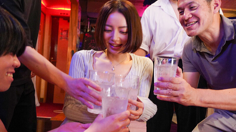 息子の同級生の父親と週1で闇営業ハプニングバー密会。他人にSEXを見られる快感にハマった欲求不満の不倫ママ 美咲かんな サンプル 9