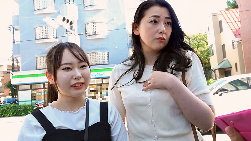 親友みたいな仲良し母娘ナンパ 巧みな言葉に口説かれ性的欲望に負けた母親とそれを見て興奮してしまう娘との極上親子丼！ 完全撮り下ろし3P中出し サンプル 9