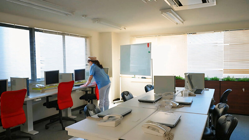 業務中にオナニーをしてしまうイケナイ熟女清掃員たち 清掃員4名 サンプル 5