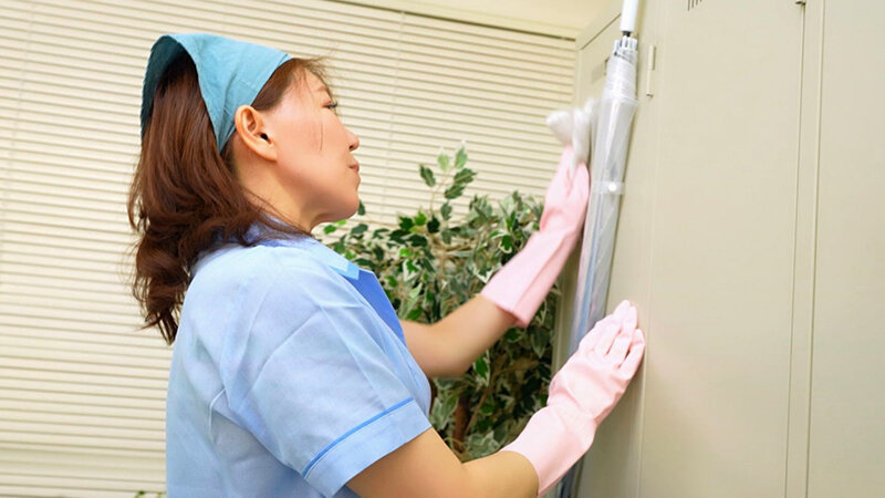 業務中にオナニーをしてしまうイケナイ熟女清掃員たち 清掃員4名 サンプル 9