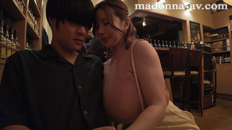私の胸、大きすぎてゴメンね こんな場所なのに、Mカップ密着！！勃起を誘う痴女中出しデート 叶愛 サンプル 8