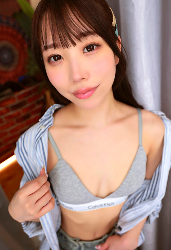 【VR】イ●スタの着替え動画で客を釣る美女店員の密着スポブラ接客にたまらず勃起チ○ポ見せたら向こうも発情こっそりフェラチオ試着室アヘ声押し殺しサイレント中出し 尾崎えりか サンプル 8