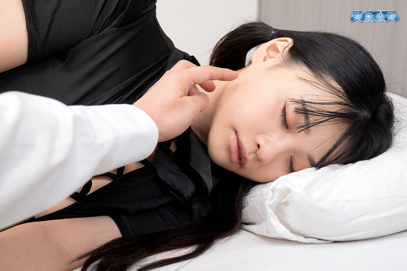 【VR】【心の声が聞こえてくる VR】女（今日もみんな見てくれるかな…エッチな自撮りなんてやめた方がいいのはわかってるけどやめられないよ…あれ、誰か来た…あいつ来るの今日だっけ…ヤバ…思わず寝たふりしたけど大丈夫だよね…） 花音うらら サンプル 5