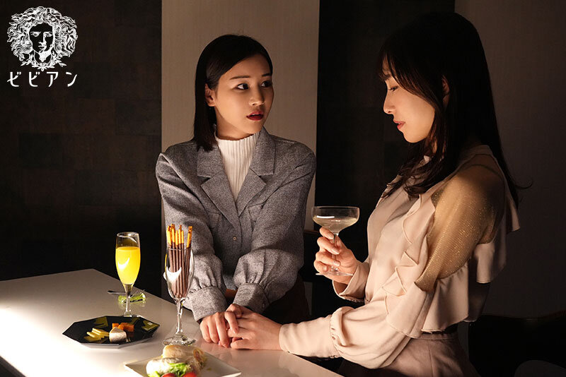 飛行機事故を乗り越えて... 恋人を失いトラウマ禁欲で敏感になったカラダを貪り合い、過去を忘れるほどに超快楽に溺れていく濃密CAレズビアン サンプル 1