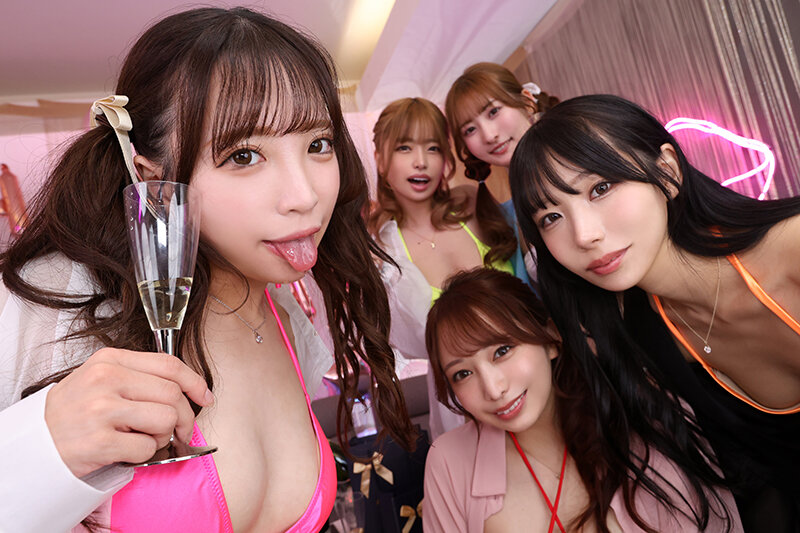 【VR】［おっぱぶシリーズ誕生10周年記念］都内某所にあるハメ放題のセクシーラウンジで人生終了するくらい金も精子も注ぎ込み！！ サンプル 11