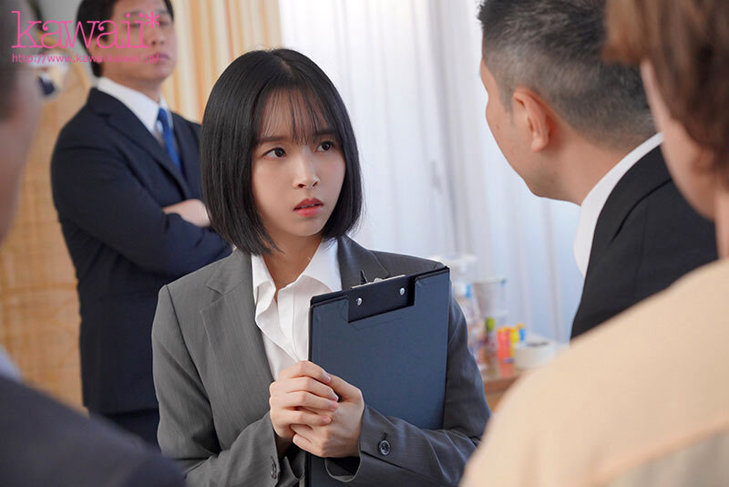 もう23歳なのに童顔なばかりに全裸よりも恥ずかしいジュニア水着のモデルをさせられて… 日向なつ サンプル 1